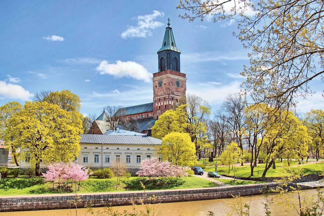 Turku Tuomiokirkko ja Aurajoki – AI-kameravalvonta Turussa